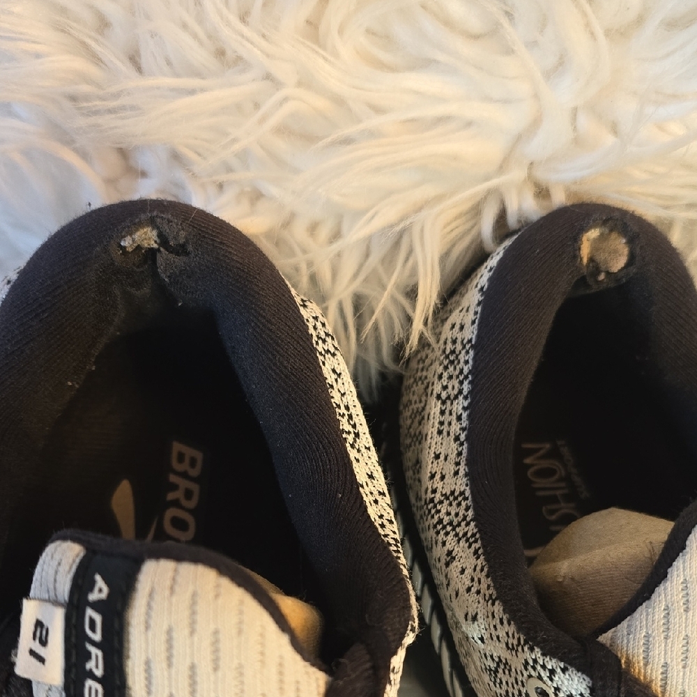 Host Pick π₯³ Men's Brooks Adrenaline GTS 21 Black and White Athletic Shoes - Picture 7 of 8